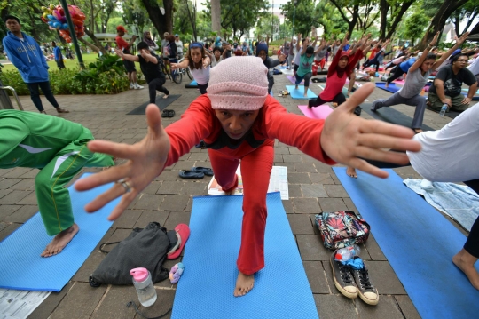 Gaya hidup sehat warga Ibu Kota rutin yoga di Taman Suropati