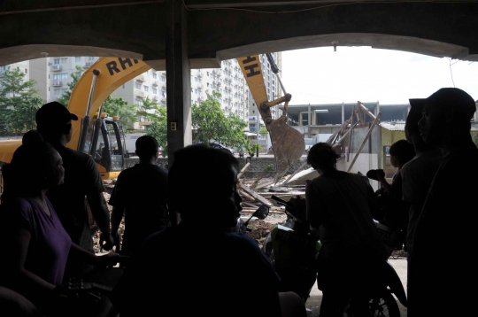 Puluhan bangunan di pinggir Kali Sunter dibongkar Satpol PP