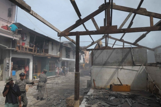 Puluhan bangunan di pinggir Kali Sunter dibongkar Satpol PP