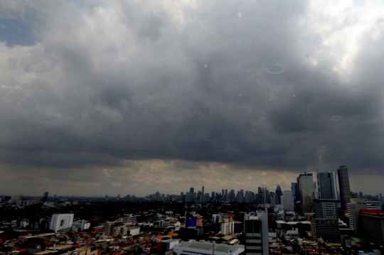 Fenomena gumpalan awan hitam hantui langit Ibu Kota