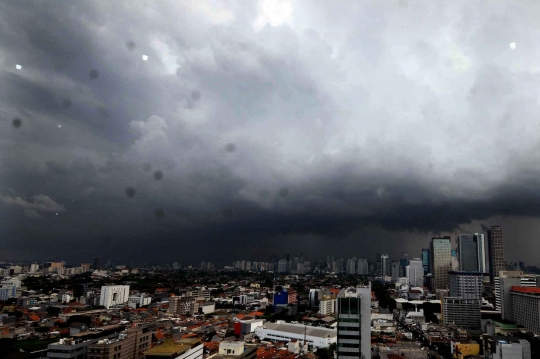 Fenomena gumpalan awan hitam hantui langit Ibu Kota