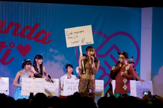 Melihat JKT48 Papan Penanda Isi Hati Handshake Festival