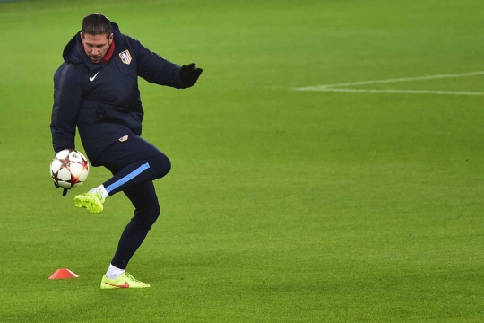 Aksi Diego Simeone juggling bola di kandang Juventus