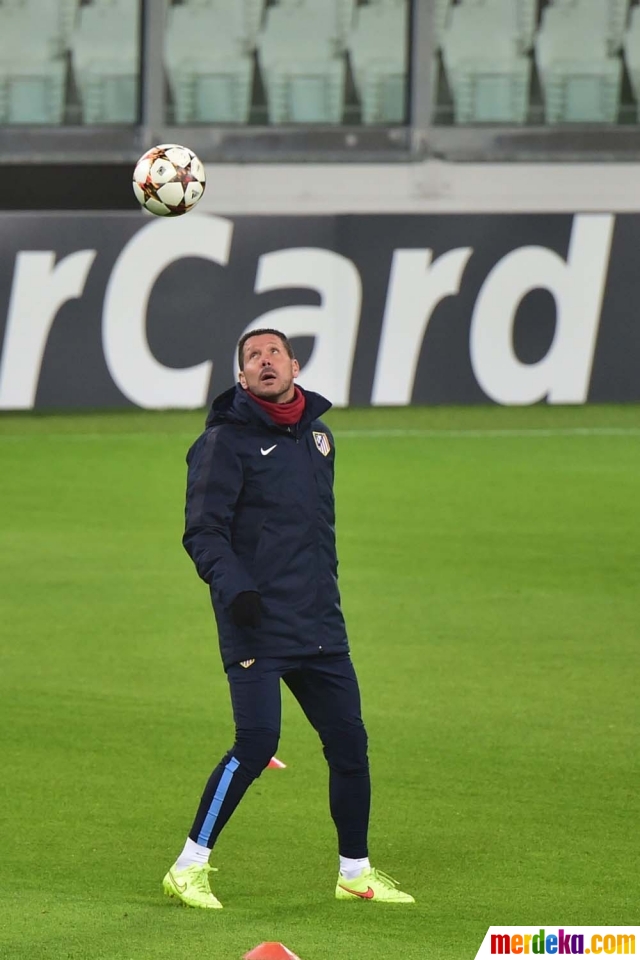 Foto : Aksi Diego Simeone juggling bola di kandang 