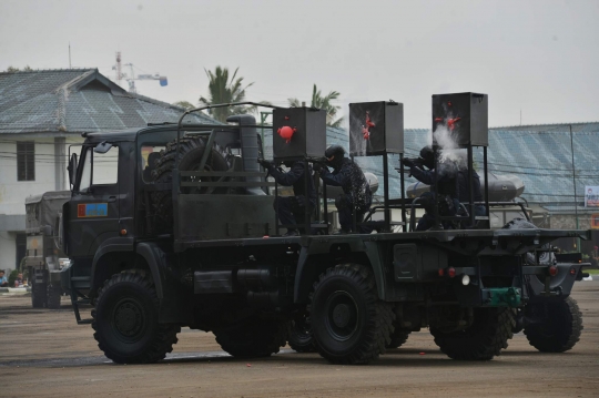 Aksi pasukan Korps Marinir unjuk kekuatan di hadapan Menhan