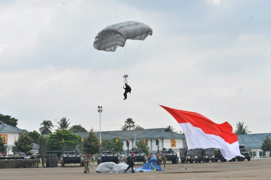 Aksi pasukan Korps Marinir unjuk kekuatan di hadapan Menhan