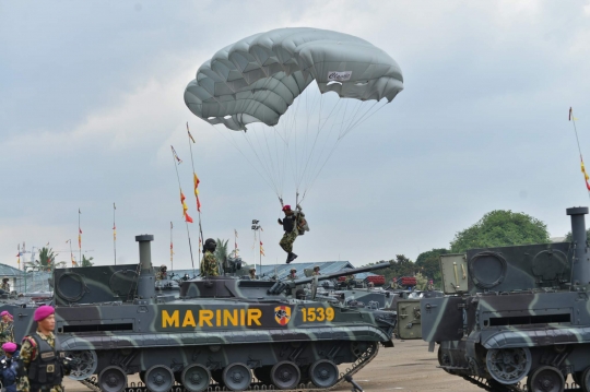 Aksi pasukan Korps Marinir unjuk kekuatan di hadapan Menhan