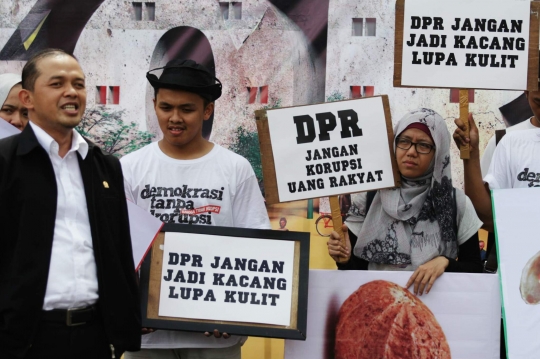 Aktivis ICW peringati Hari Anti-Korupsi di depan Gedung DPR