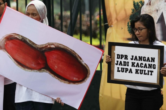 Aktivis ICW peringati Hari Anti-Korupsi di depan Gedung DPR