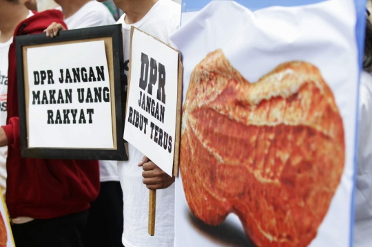 Aktivis ICW peringati Hari Anti-Korupsi di depan Gedung DPR
