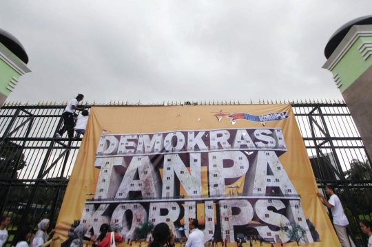 Aktivis ICW peringati Hari Anti-Korupsi di depan Gedung DPR