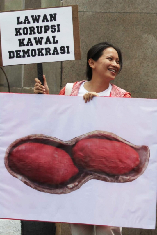 Aktivis ICW peringati Hari Anti-Korupsi di depan Gedung DPR