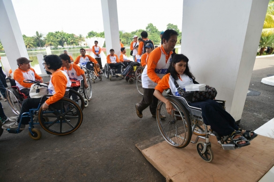 Ribuan penyandang cacat peringati Hari Disabilitas di Kalibata