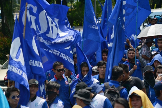 Tuntut upah layak, ratusan buruh GSBI geruduk Istana Negara