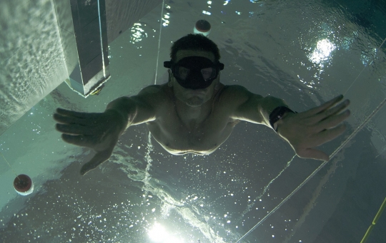 Merasakan sensasi menyelam di kolam renang terdalam di dunia