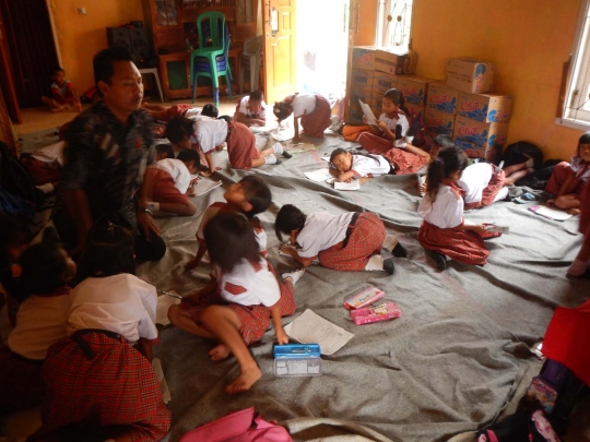 Takut longsor, siswa SD Banjarnegara UAS lesehan di rumah warga