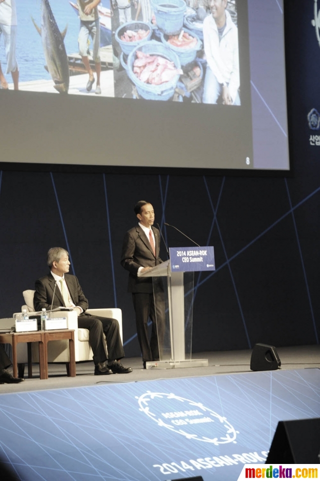 Foto : Gaya santai Jokowi pidato di hadapan peserta KTT 