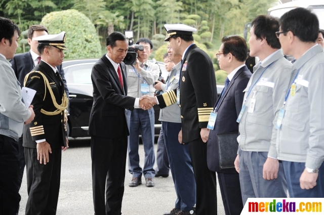Foto : Jokowi jalan-jalan tinjau pabrik kapal Daewoo di Foto : Jokowi jalan-jalan tinjau pabrik kapal Daewoo di