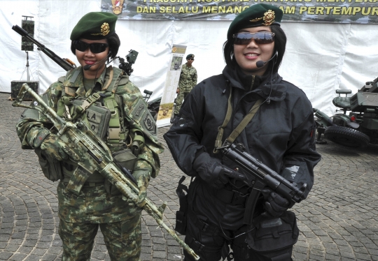 Prajurit Kostrad cantik beraksi di pameran alutsista TNI AD