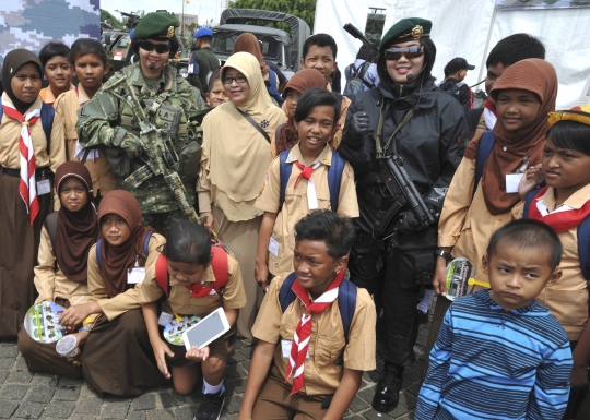 Prajurit Kostrad cantik beraksi di pameran alutsista TNI AD