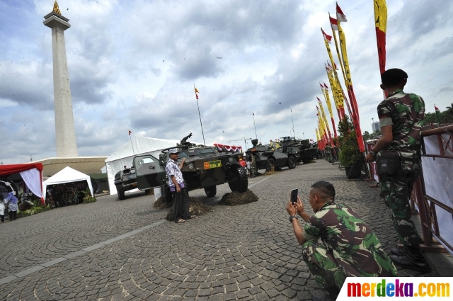 Foto : Asyiknya menjajal kendaraan tempur TNI AD di Monas 