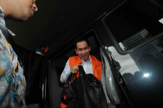 Kembali diperiksa KPK, Wawan bawa tas besar