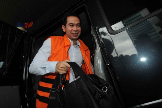 Kembali diperiksa KPK, Wawan bawa tas besar