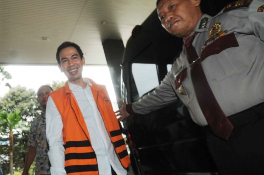 Kembali diperiksa KPK, Wawan bawa tas besar