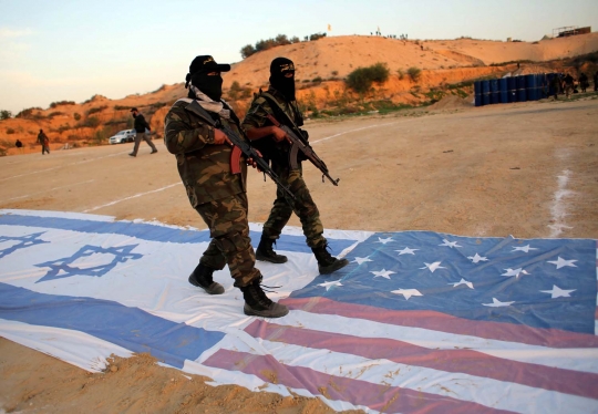 Gelar latihan, militan Palestina injak-injak bendera AS & Israel