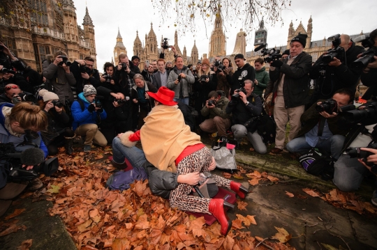 Protes UU pornografi, demonstran London peragakan gaya seks