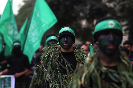 Peringati HUT Hamas ke-27, militan Palestina arak roket