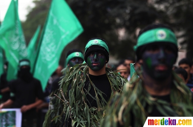 Foto : Peringati HUT Hamas ke-27, militan Palestina arak 