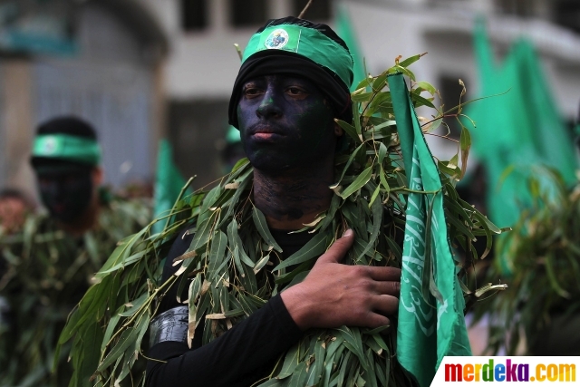 Foto : Peringati HUT Hamas ke-27, militan Palestina arak 