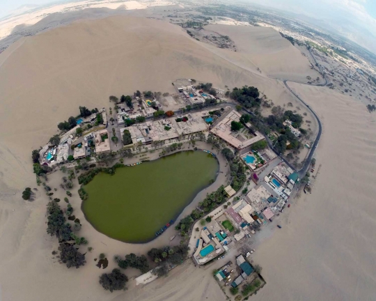 Menikmati keindahan Oasis Huacachina di Peru