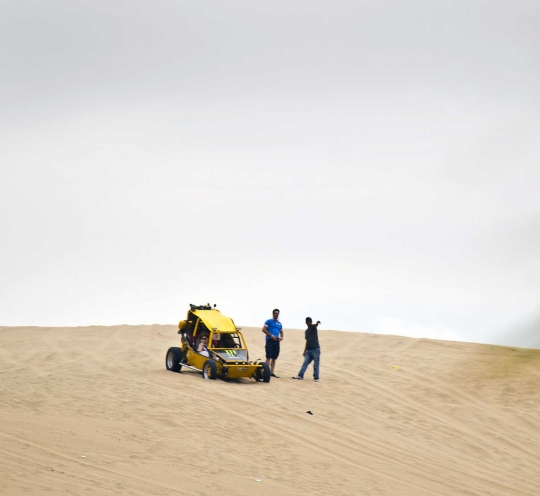 Menikmati keindahan Oasis Huacachina di Peru