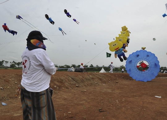 Layang-layang raksasa meriahkan Jakarta Kite Festival di Cakung