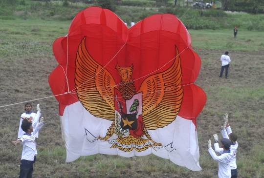 Layang-layang raksasa meriahkan Jakarta Kite Festival di Cakung