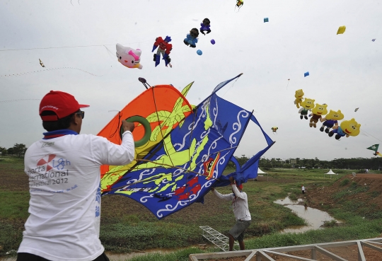 Layang-layang raksasa meriahkan Jakarta Kite Festival di Cakung