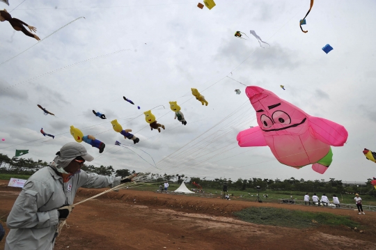 Layang-layang raksasa meriahkan Jakarta Kite Festival di Cakung