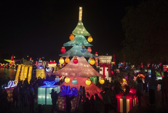 Warna-warni cahaya hiasi Festival Luminasia