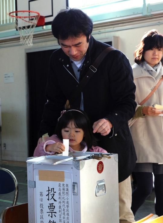 Antusiasme bocah Jepang temani orang tua nyoblos di TPS