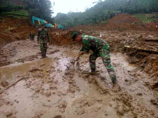 Aksi prajurit Kostrad bantu korban tanah longsor Banjarnegara