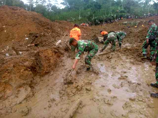 Aksi prajurit Kostrad bantu korban tanah longsor Banjarnegara