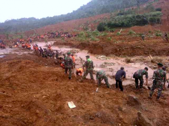 Aksi prajurit Kostrad bantu korban tanah longsor Banjarnegara