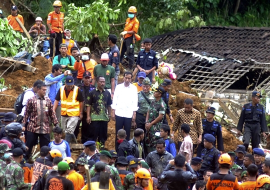 Ekspresi sedih Jokowi saat tinjau tanah longsor Banjarnegara