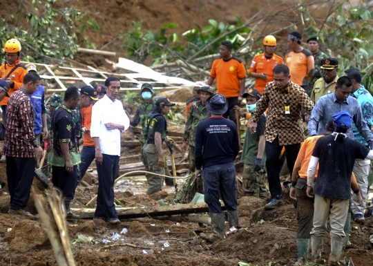 Ekspresi sedih Jokowi saat tinjau tanah longsor Banjarnegara