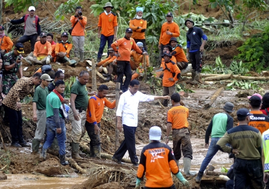 Ekspresi sedih Jokowi saat tinjau tanah longsor Banjarnegara