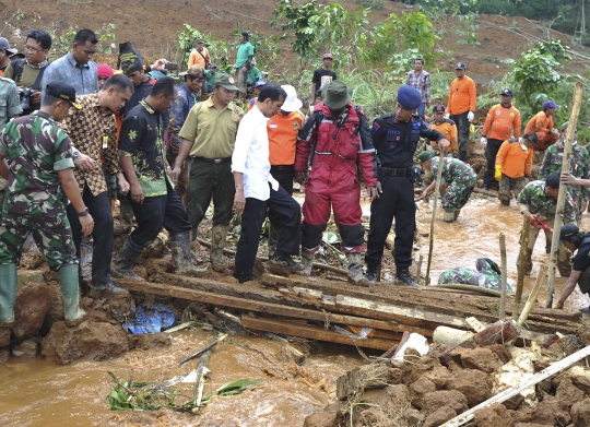 Ekspresi sedih Jokowi saat tinjau tanah longsor Banjarnegara