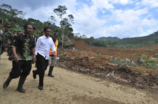 Ekspresi sedih Jokowi saat tinjau tanah longsor Banjarnegara