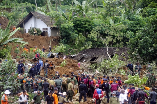 Evakuasi korban longsor, Tim SAR temukan mobil remuk milik warga